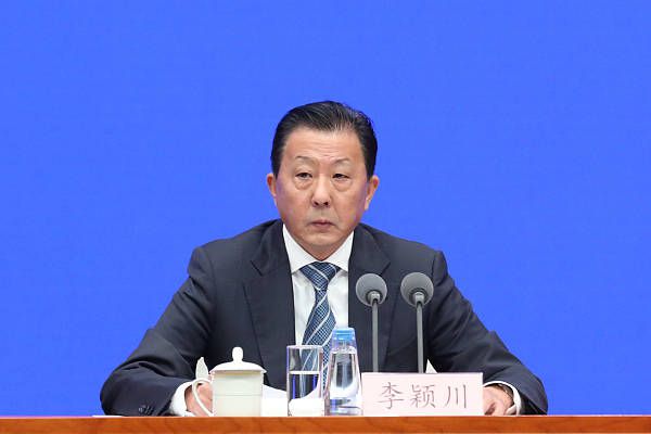 巧克力棒戳进甜甜圈视频